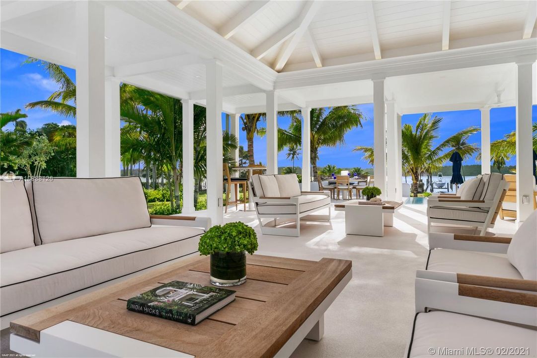 Vendido Recientemente: $59,900,000 (10 camas, 12 baños, 26234 Pies cuadrados)