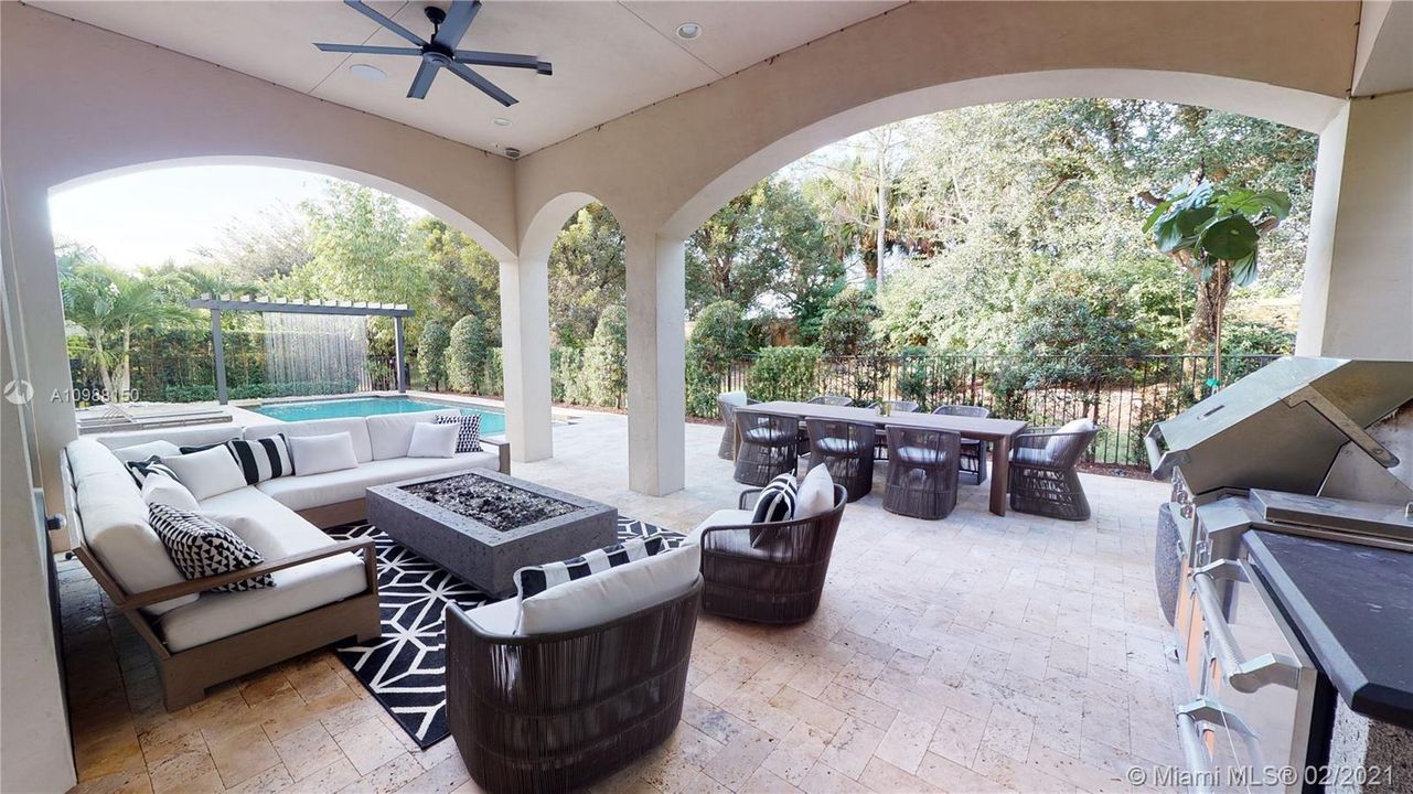 Recently Sold: $2,400,000 (5 beds, 6 baths, 6688 Square Feet)