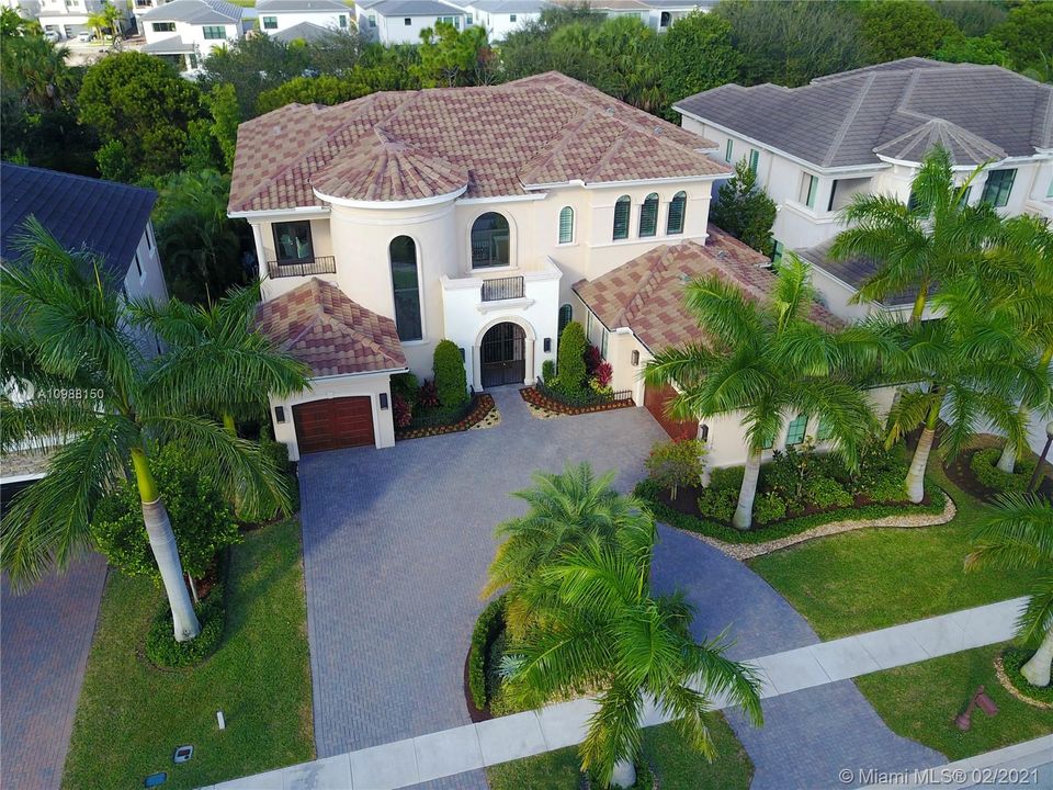 Recently Sold: $2,400,000 (5 beds, 6 baths, 6688 Square Feet)