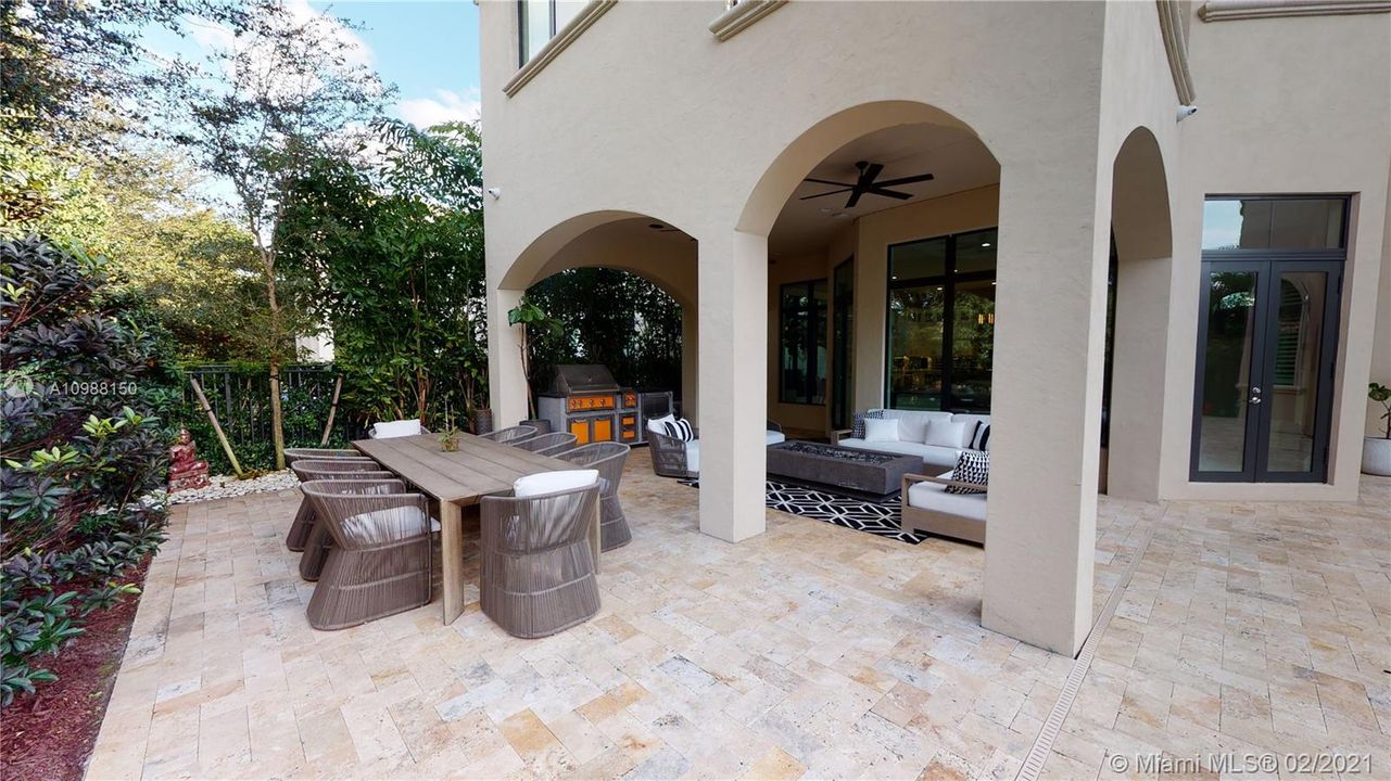 Recently Sold: $2,400,000 (5 beds, 6 baths, 6688 Square Feet)