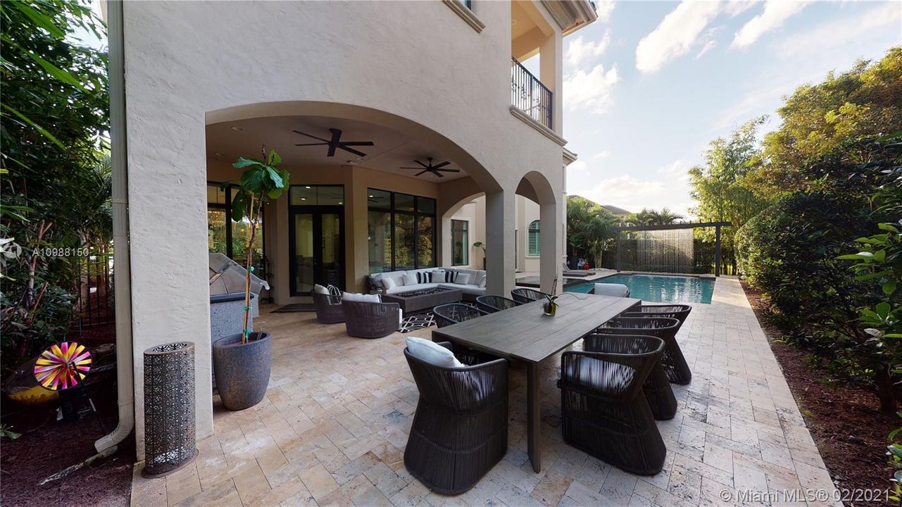 Recently Sold: $2,400,000 (5 beds, 6 baths, 6688 Square Feet)