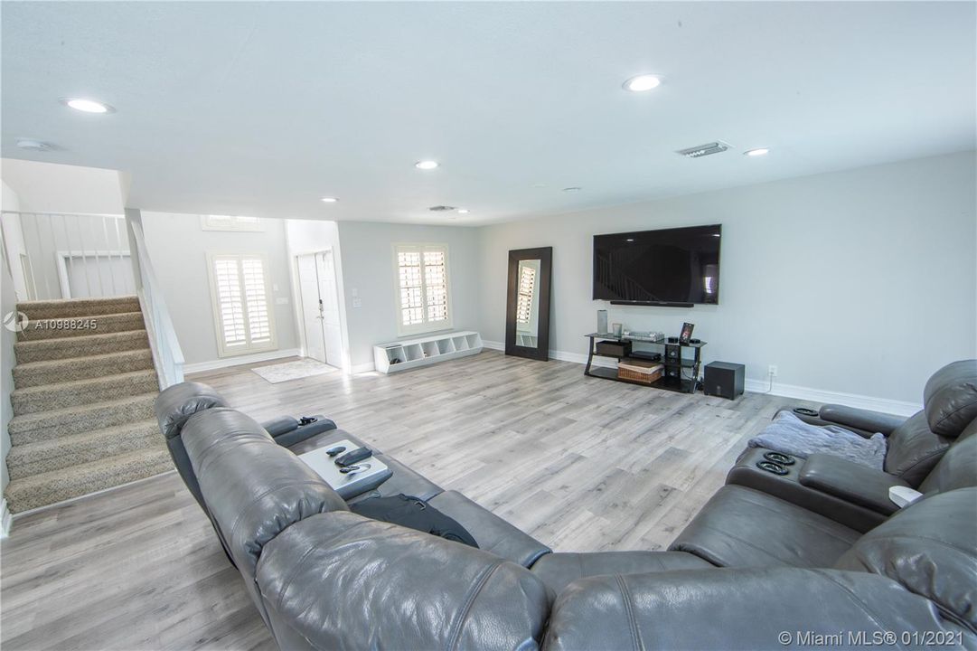 最近售出: $489,000 (3 贝兹, 2 浴室, 2040 平方英尺)