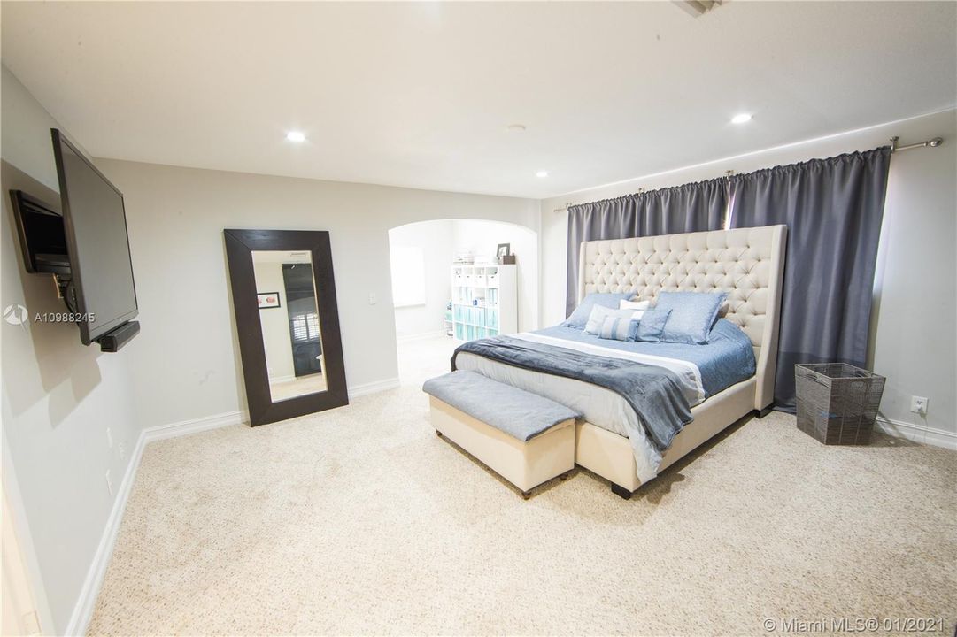 最近售出: $489,000 (3 贝兹, 2 浴室, 2040 平方英尺)