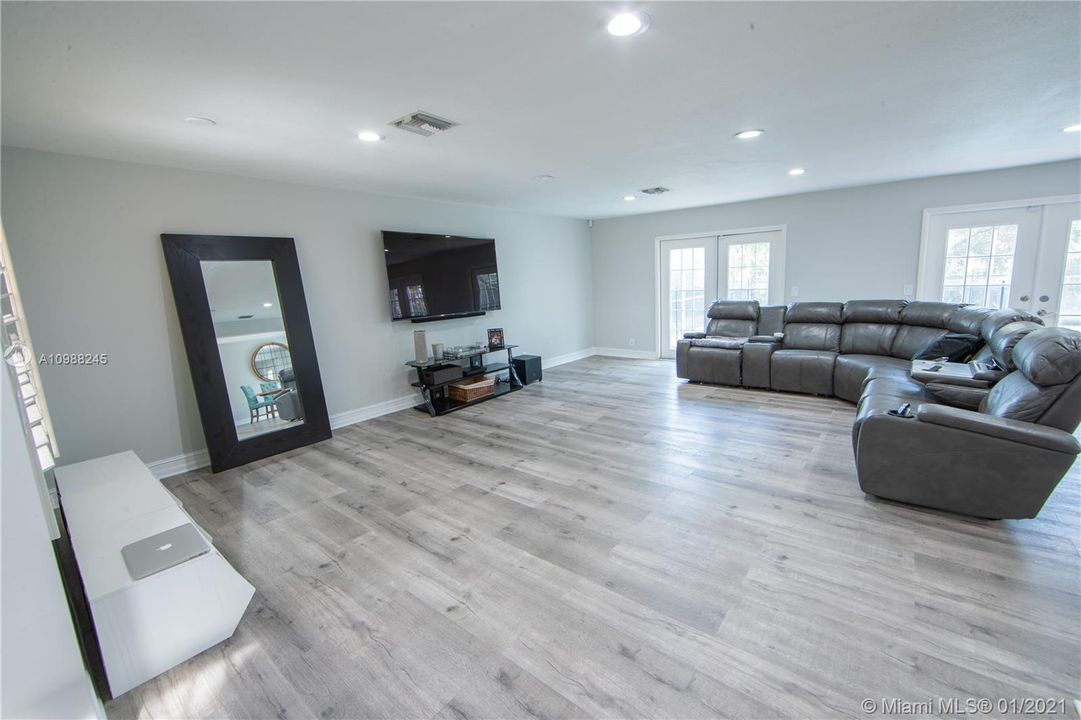 最近售出: $489,000 (3 贝兹, 2 浴室, 2040 平方英尺)