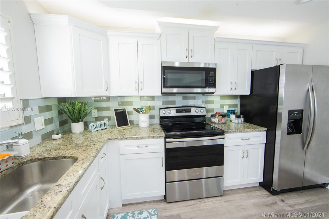 最近售出: $489,000 (3 贝兹, 2 浴室, 2040 平方英尺)