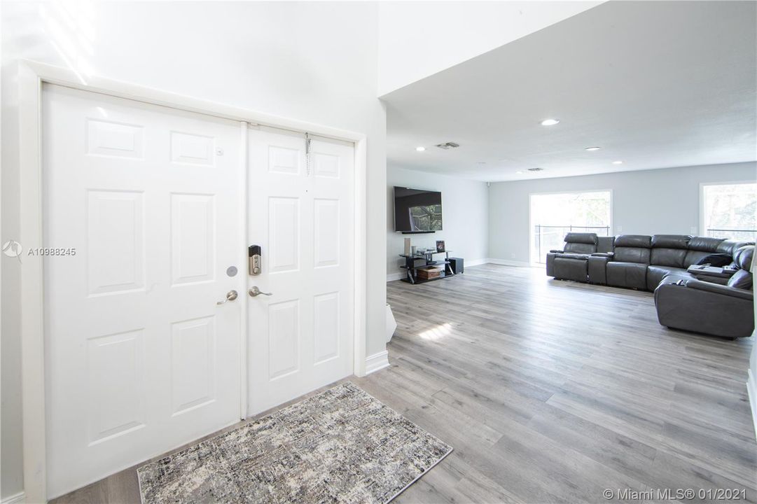 最近售出: $489,000 (3 贝兹, 2 浴室, 2040 平方英尺)