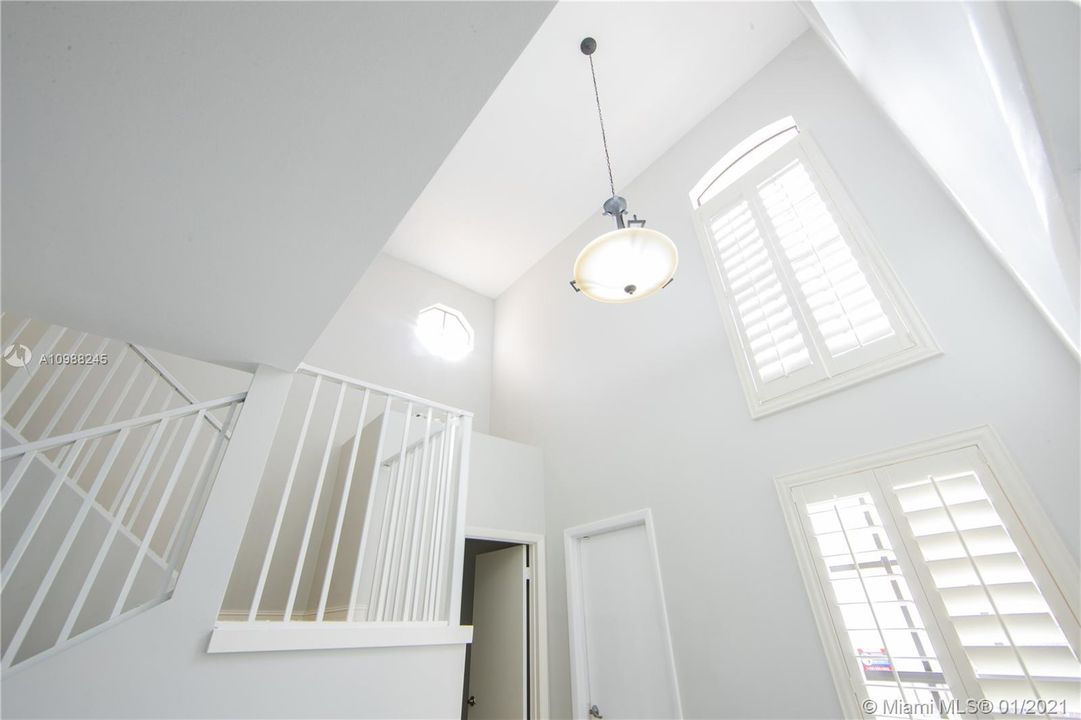 最近售出: $489,000 (3 贝兹, 2 浴室, 2040 平方英尺)