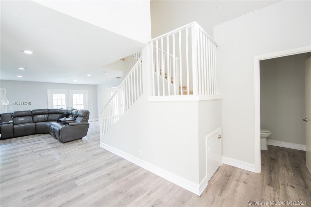 最近售出: $489,000 (3 贝兹, 2 浴室, 2040 平方英尺)