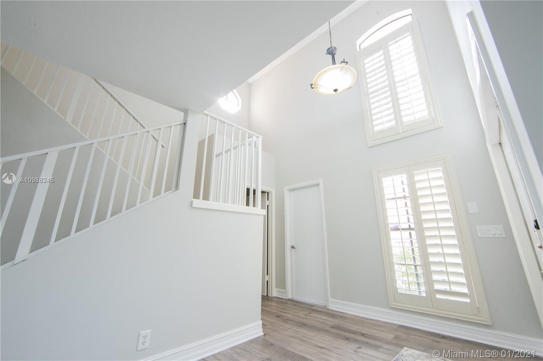 最近售出: $489,000 (3 贝兹, 2 浴室, 2040 平方英尺)