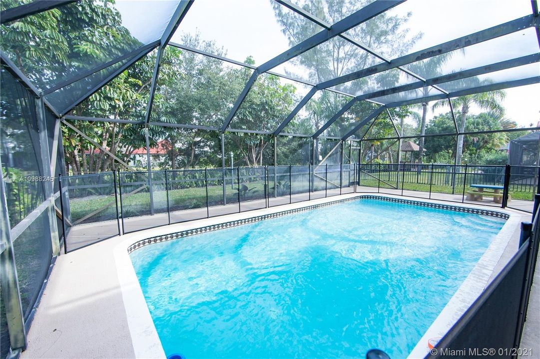 最近售出: $489,000 (3 贝兹, 2 浴室, 2040 平方英尺)