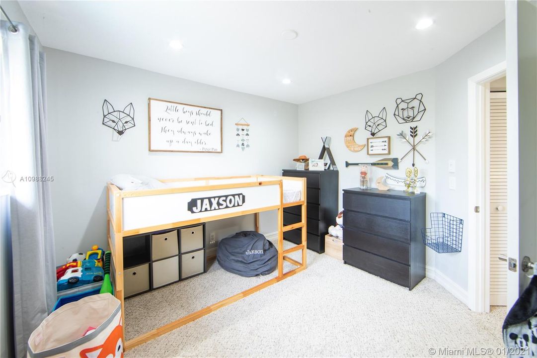 最近售出: $489,000 (3 贝兹, 2 浴室, 2040 平方英尺)