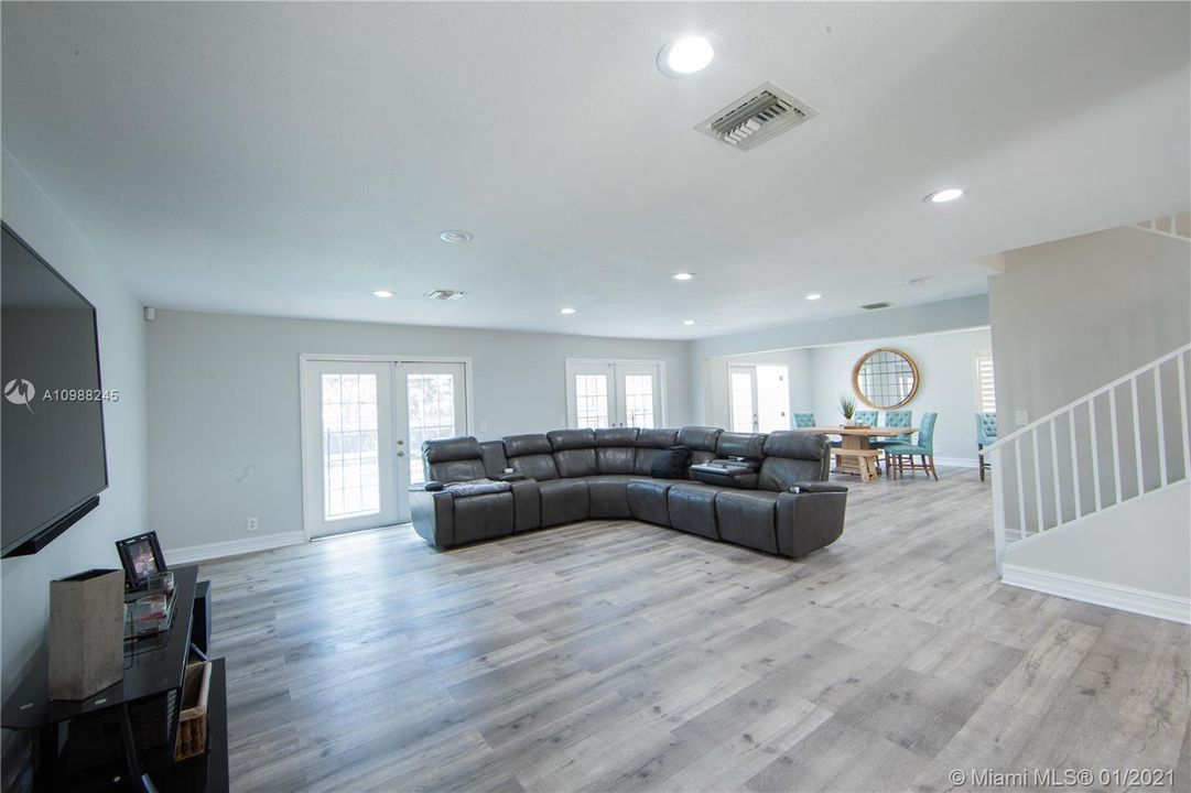 最近售出: $489,000 (3 贝兹, 2 浴室, 2040 平方英尺)