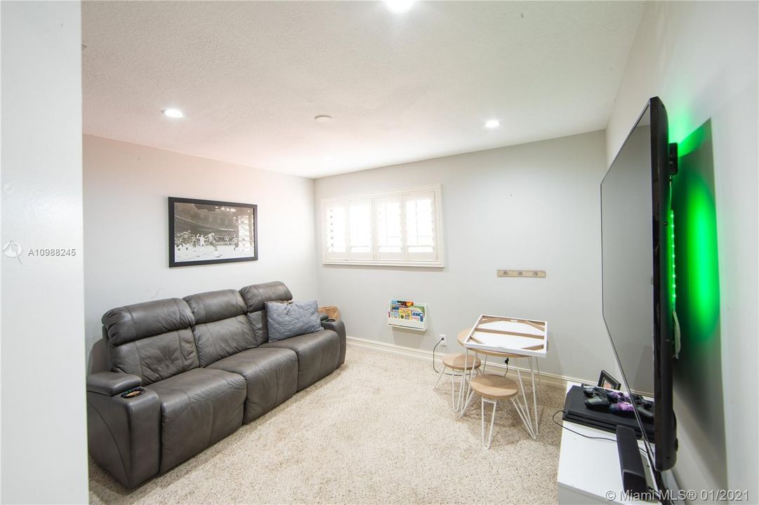 最近售出: $489,000 (3 贝兹, 2 浴室, 2040 平方英尺)