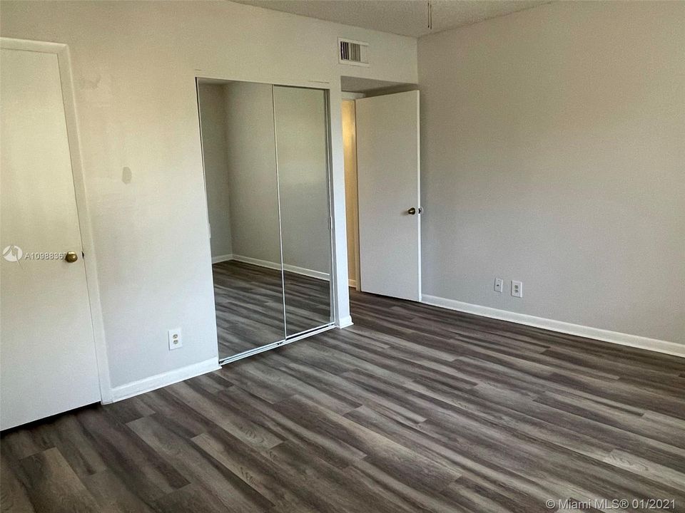 Recently Rented: $1,299 (1 beds, 1 baths, 733 Square Feet)