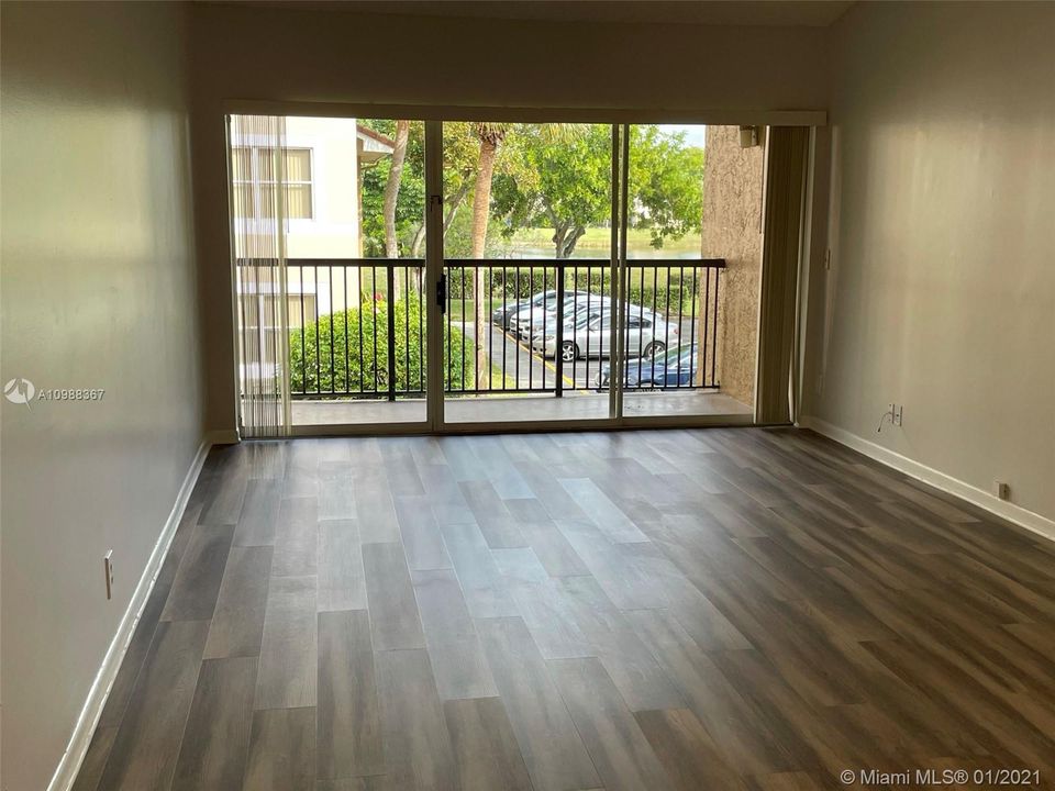 Recently Rented: $1,299 (1 beds, 1 baths, 733 Square Feet)