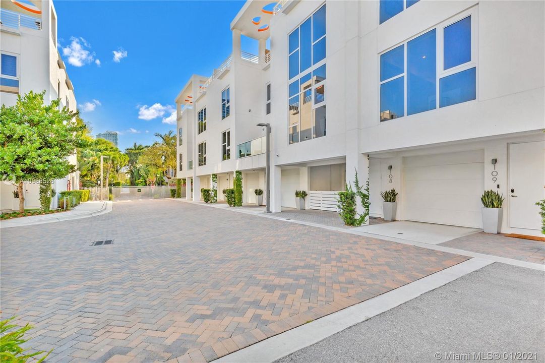 Vendido Recientemente: $759,000 (2 camas, 2 baños, 1794 Pies cuadrados)