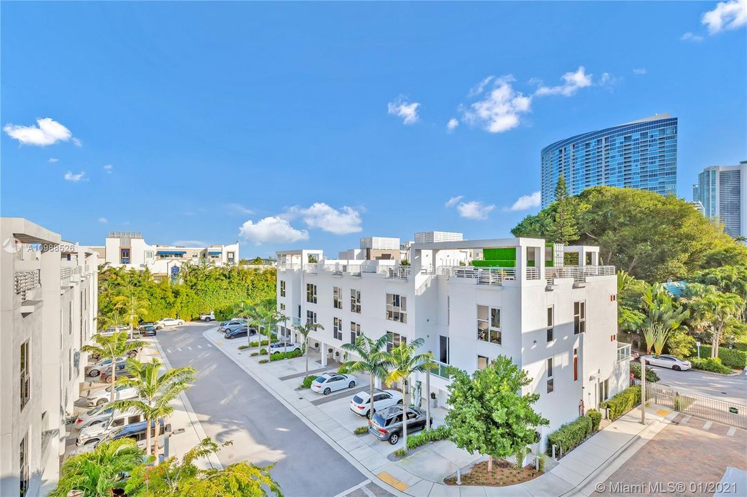 Vendido Recientemente: $759,000 (2 camas, 2 baños, 1794 Pies cuadrados)