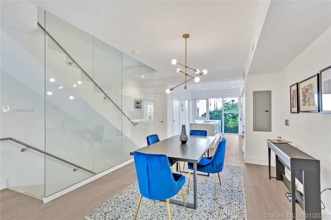 Vendido Recientemente: $759,000 (2 camas, 2 baños, 1794 Pies cuadrados)