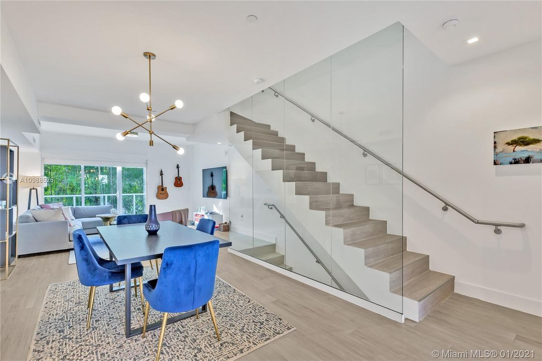 Vendido Recientemente: $759,000 (2 camas, 2 baños, 1794 Pies cuadrados)