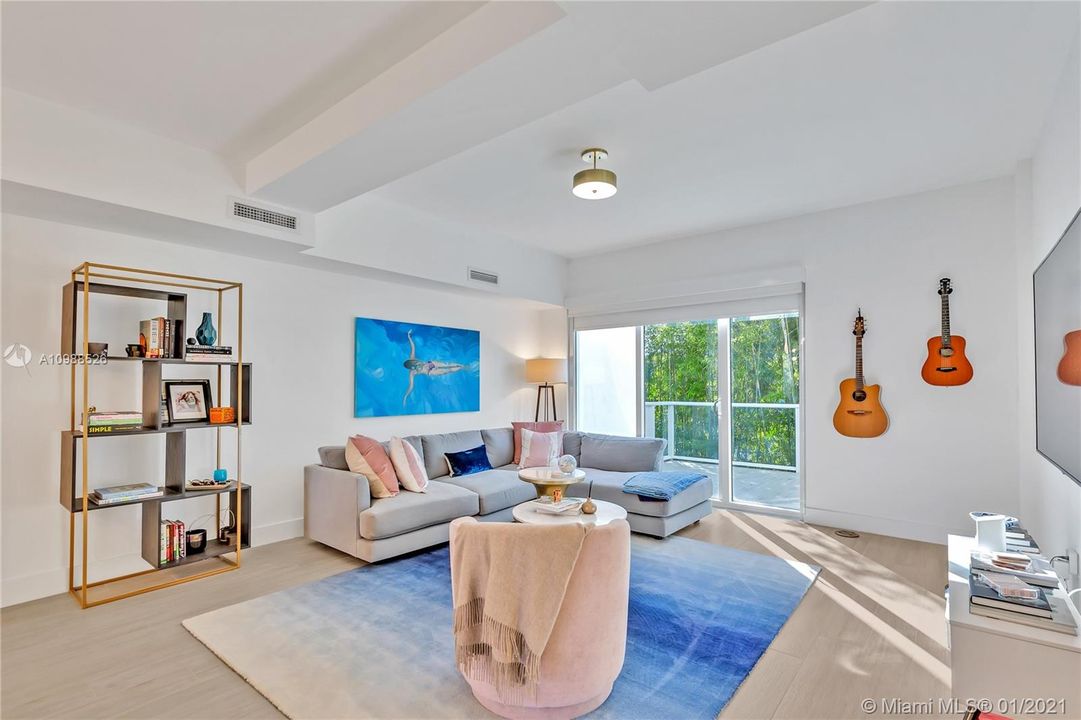 Vendido Recientemente: $759,000 (2 camas, 2 baños, 1794 Pies cuadrados)