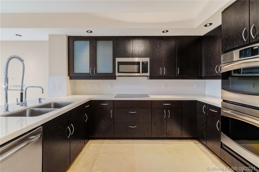 Recently Sold: $2,100,000 (3 beds, 2 baths, 2477 Square Feet)