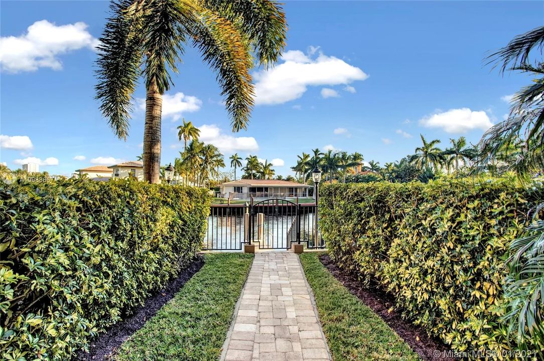 Walkway to the back of the community with beautiful common area walking area off the docks overlooking Lake Santa Barbara and the intracoastal.