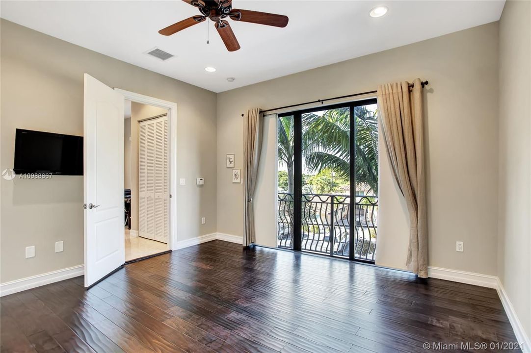 Recently Sold: $600,000 (3 beds, 3 baths, 2570 Square Feet)