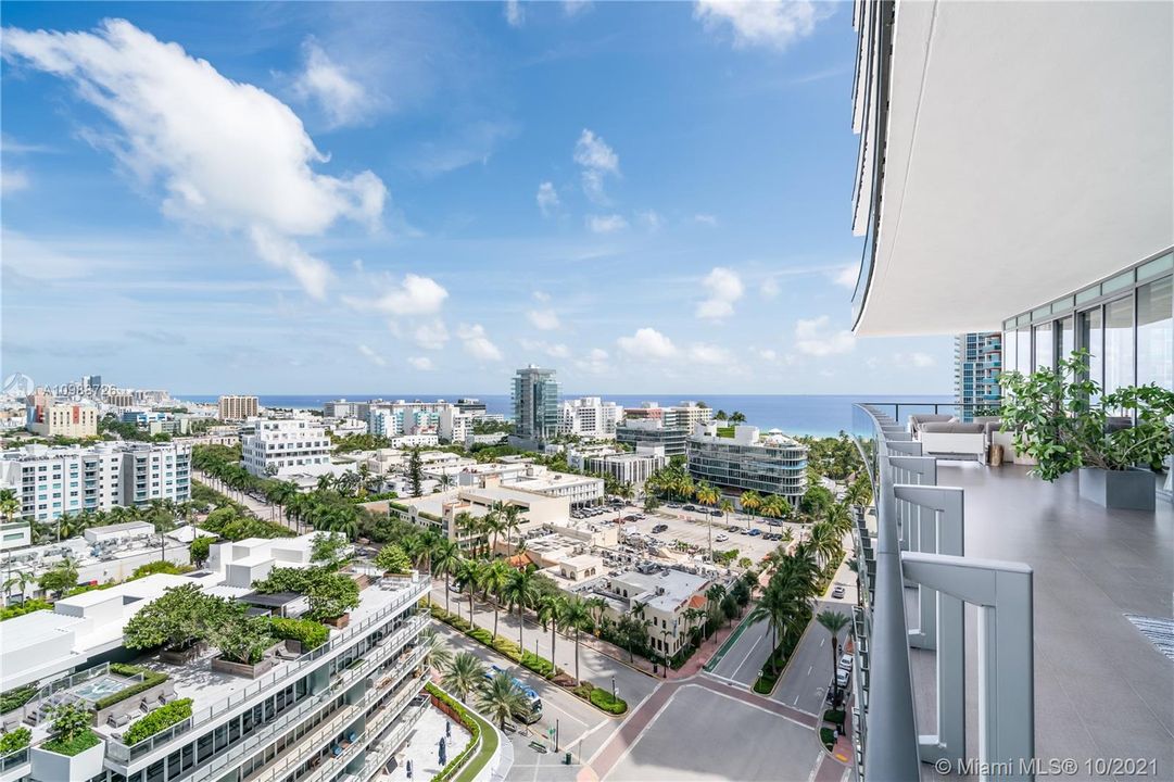 Recently Sold: $12,995,000 (3 beds, 3 baths, 4154 Square Feet)