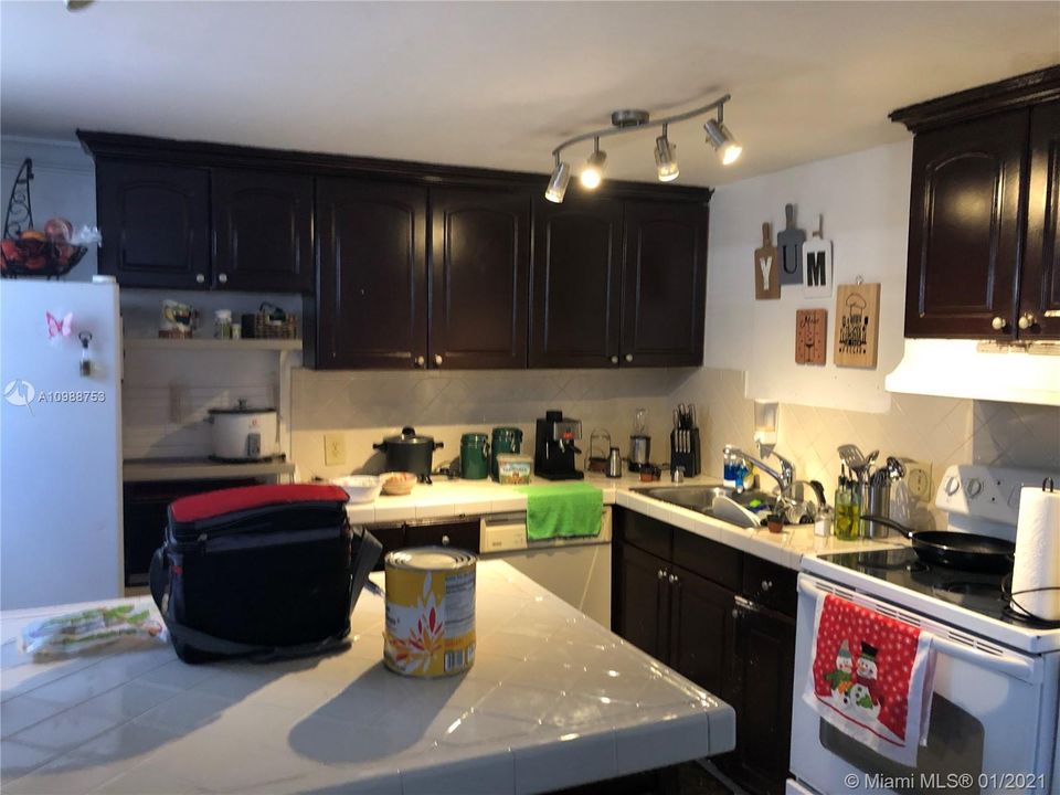 Vendido Recientemente: $90,000 (6 camas, 5 baños, 0 Pies cuadrados)