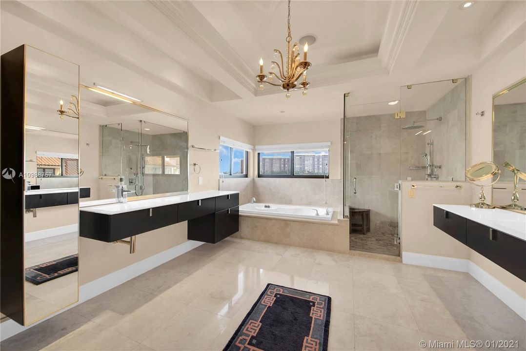 最近售出: $2,500,000 (4 贝兹, 4 浴室, 3725 平方英尺)
