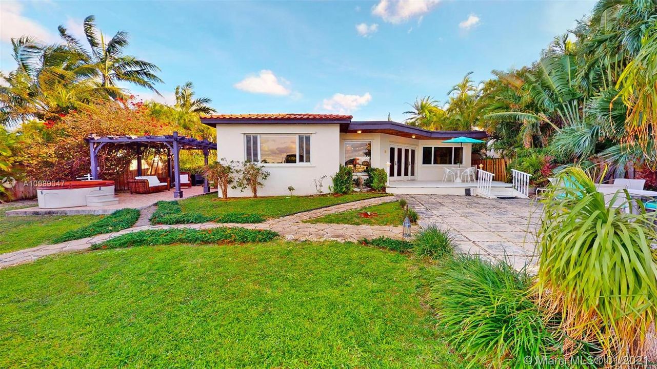 Recently Sold: $2,300,000 (3 beds, 2 baths, 2383 Square Feet)