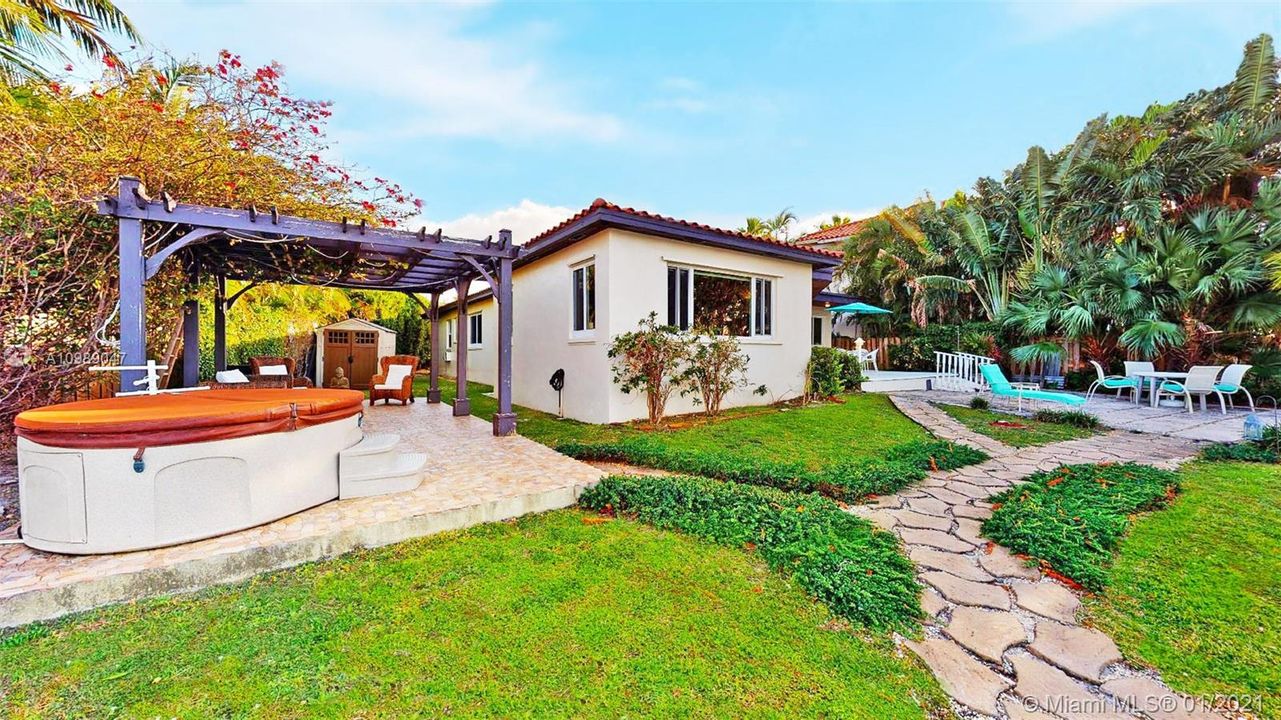 Recently Sold: $2,300,000 (3 beds, 2 baths, 2383 Square Feet)