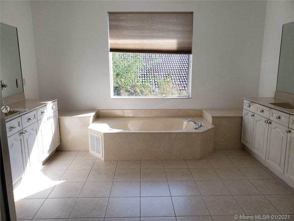 最近租的: $6,900 (5 贝兹, 5 浴室, 5365 平方英尺)