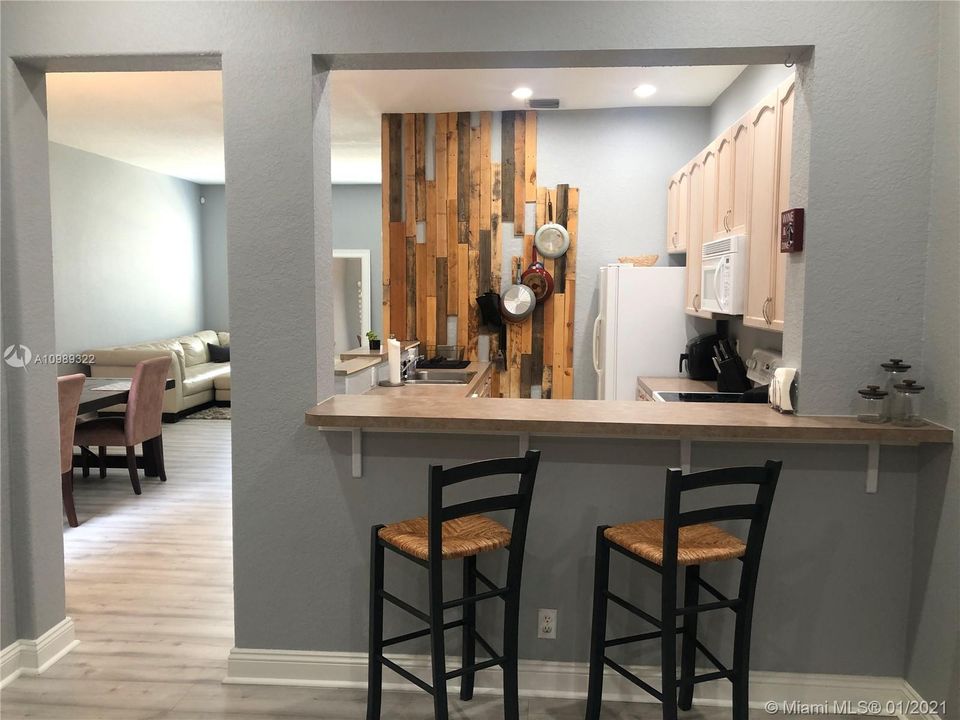 COUNTER SEATING