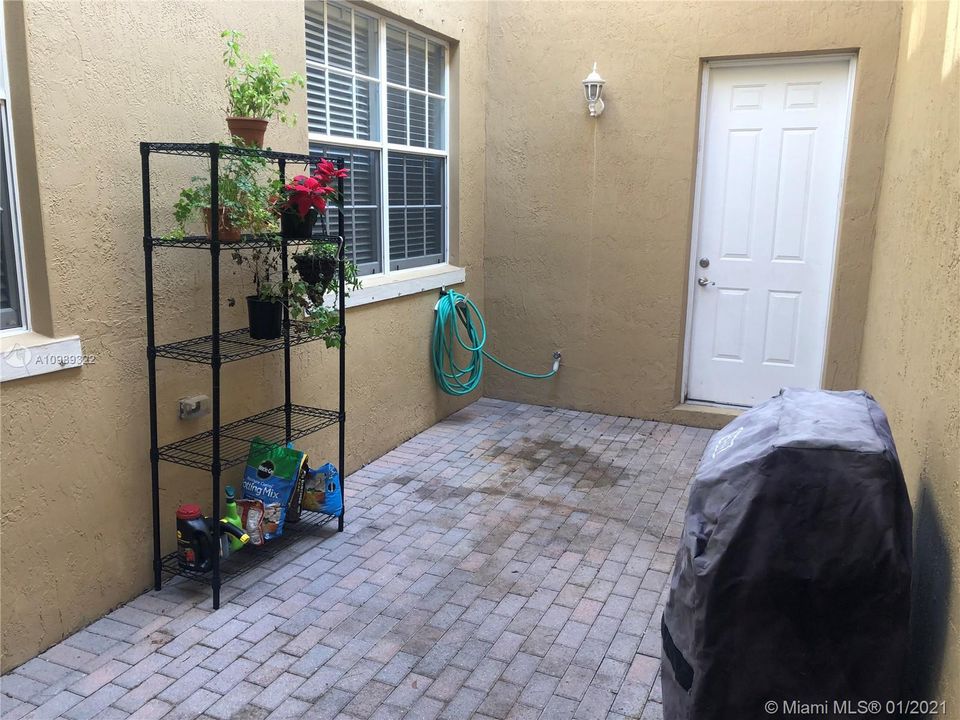 PRIVATE COURTYARD