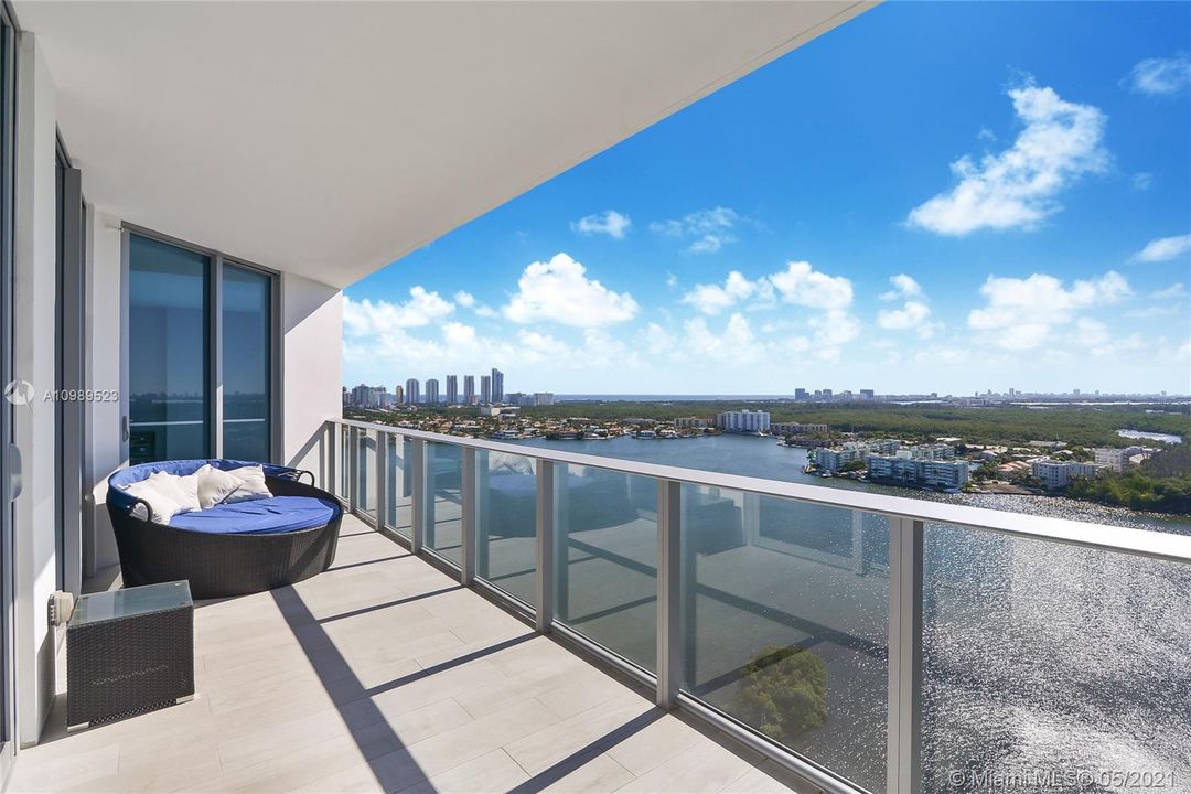 Recently Sold: $1,390,000 (3 beds, 3 baths, 2152 Square Feet)