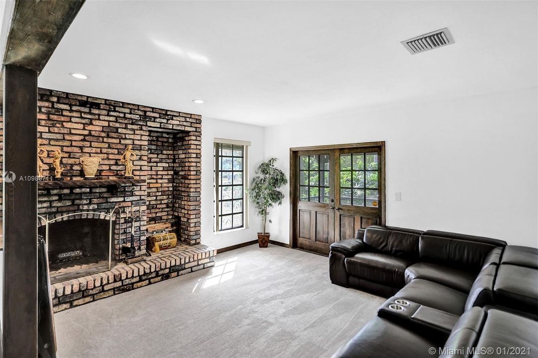 Recently Sold: $1,250,000 (4 beds, 3 baths, 4280 Square Feet)