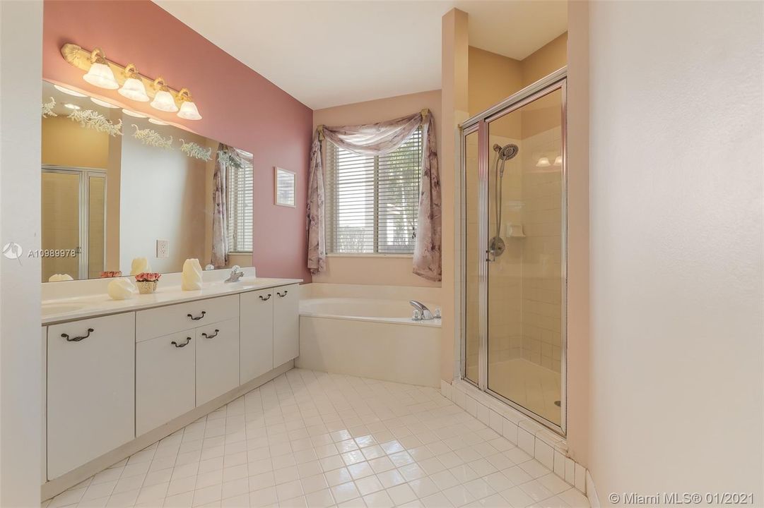 Recently Sold: $495,000 (3 beds, 2 baths, 2036 Square Feet)