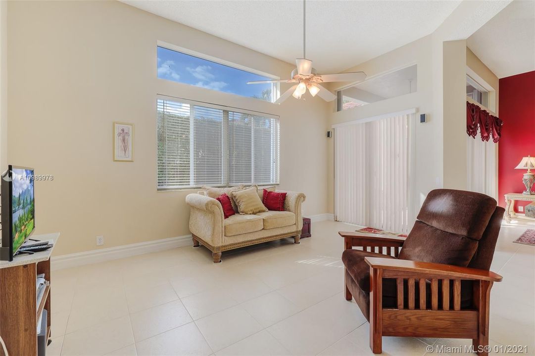 Recently Sold: $495,000 (3 beds, 2 baths, 2036 Square Feet)