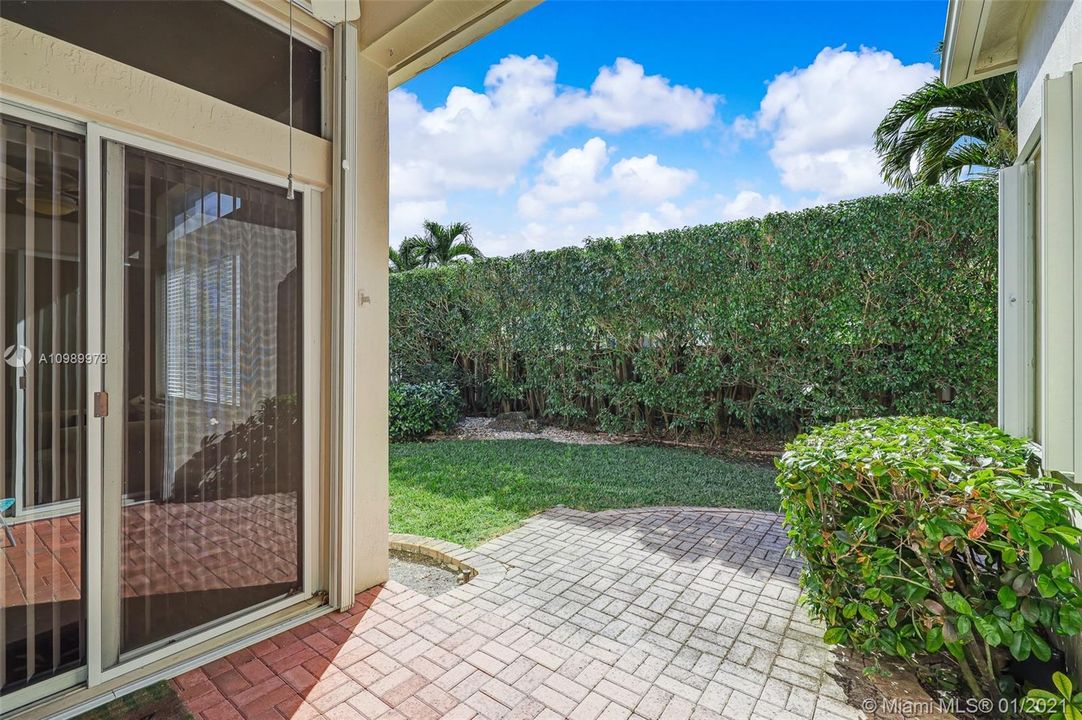Recently Sold: $495,000 (3 beds, 2 baths, 2036 Square Feet)