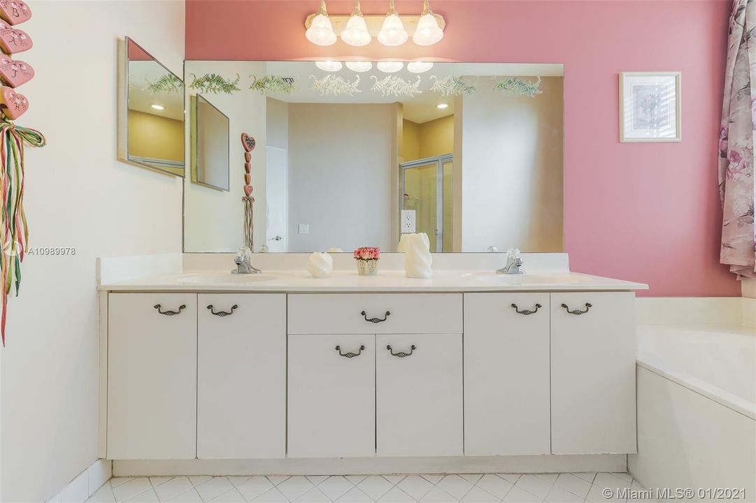 Recently Sold: $495,000 (3 beds, 2 baths, 2036 Square Feet)