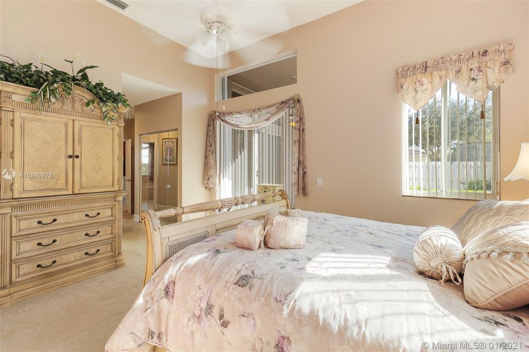 Recently Sold: $495,000 (3 beds, 2 baths, 2036 Square Feet)