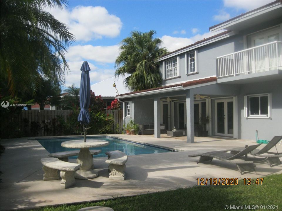 Recently Sold: $524,900 (4 beds, 3 baths, 2352 Square Feet)