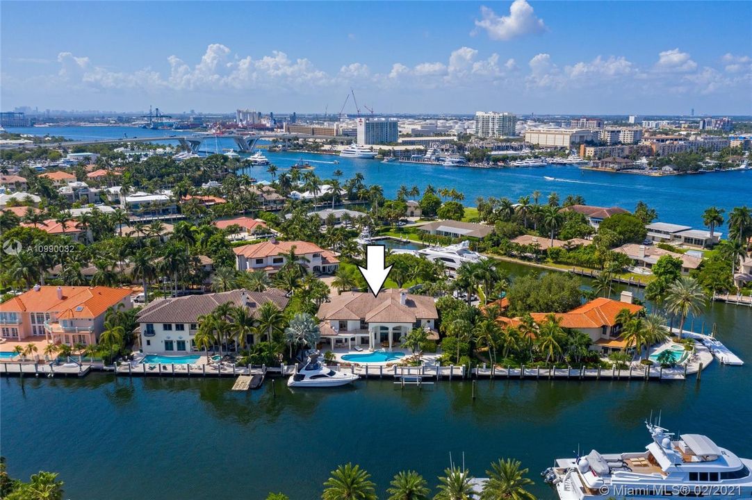 Recently Sold: $6,299,999 (7 beds, 6 baths, 6364 Square Feet)