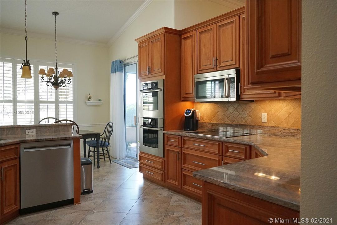 Vendido Recientemente: $299,000 (3 camas, 2 baños, 2259 Pies cuadrados)