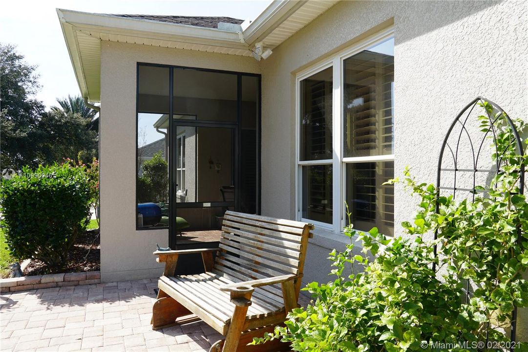 Vendido Recientemente: $299,000 (3 camas, 2 baños, 2259 Pies cuadrados)