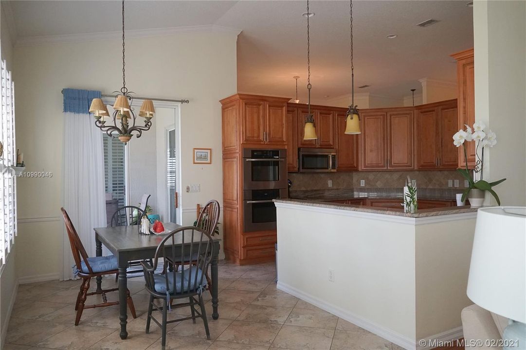 Vendido Recientemente: $299,000 (3 camas, 2 baños, 2259 Pies cuadrados)