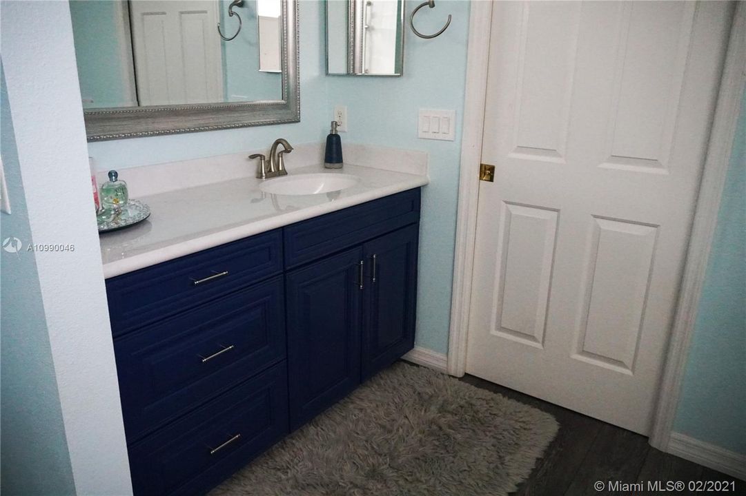 Vendido Recientemente: $299,000 (3 camas, 2 baños, 2259 Pies cuadrados)