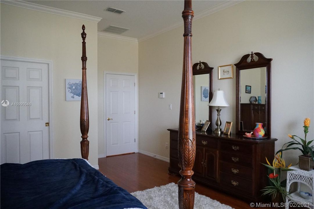 Vendido Recientemente: $299,000 (3 camas, 2 baños, 2259 Pies cuadrados)