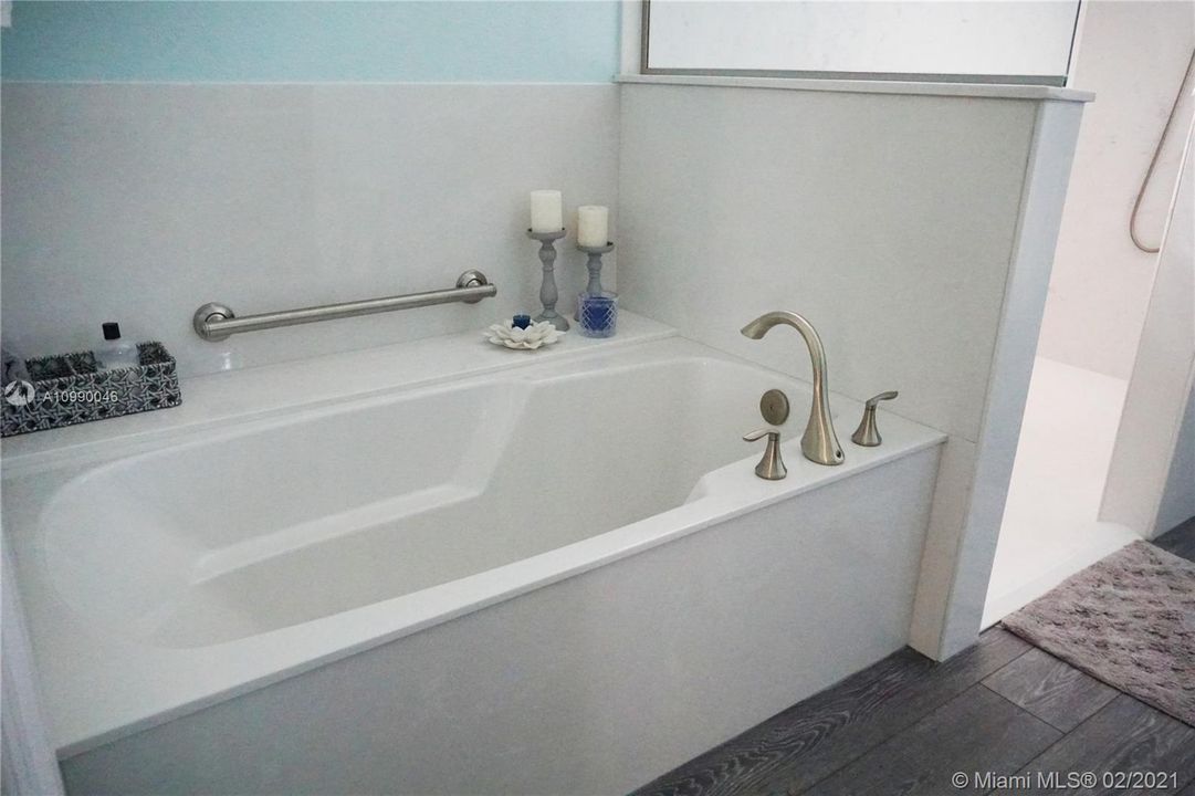 Vendido Recientemente: $299,000 (3 camas, 2 baños, 2259 Pies cuadrados)